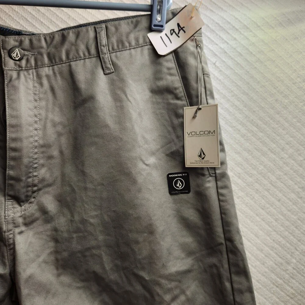 1194 - Volcom 36W Modern Fit Shorts - Picture 3 of 8